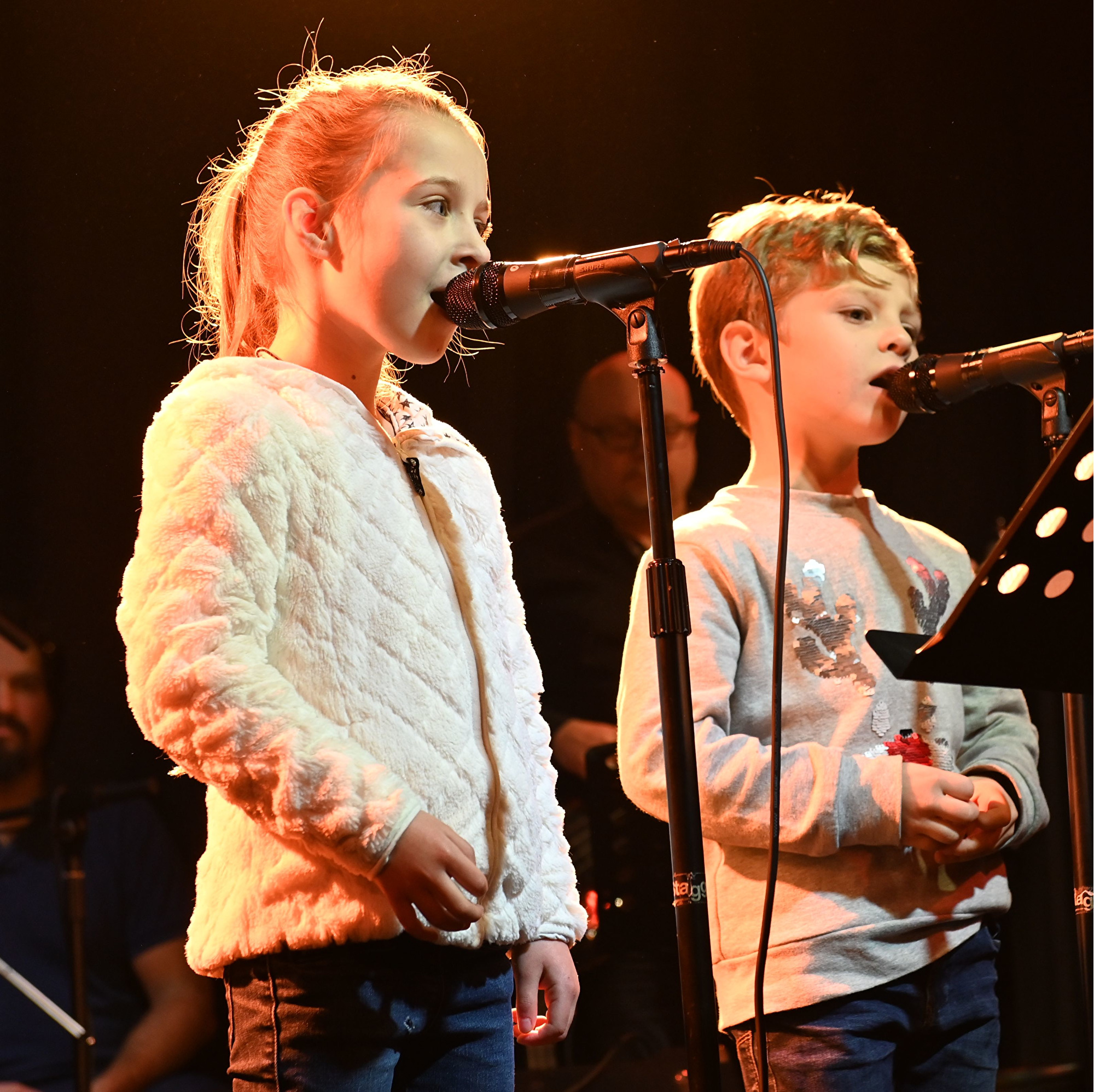 deux jeunes enfants en cours de chant à Villefrance