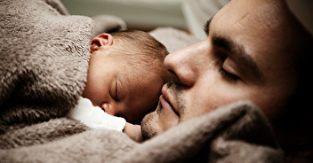 L’allaitement maternel ne nuit<br />
pas au lien père-enfant !