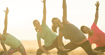 Yoga en plein air : Salutation au soleil pour réveiller son corps