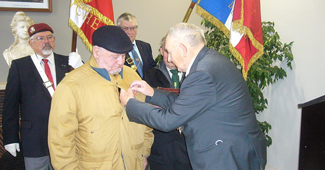724ème section<br />
du Bocage Normand - Remise d'une Légion d'honneur