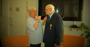 27° Section de VICHY-La médaille d'or de la SNEMM pour M. BOURCIER