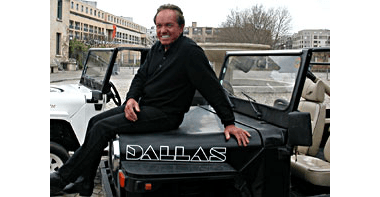 Frank Alamo assis sur une Jeep Dallas du Daals Club
