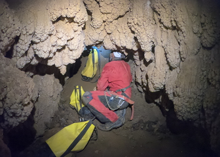 USF Spéléologie, étroiture à concrétions, grotte de Trabuc, Mialet, Gard