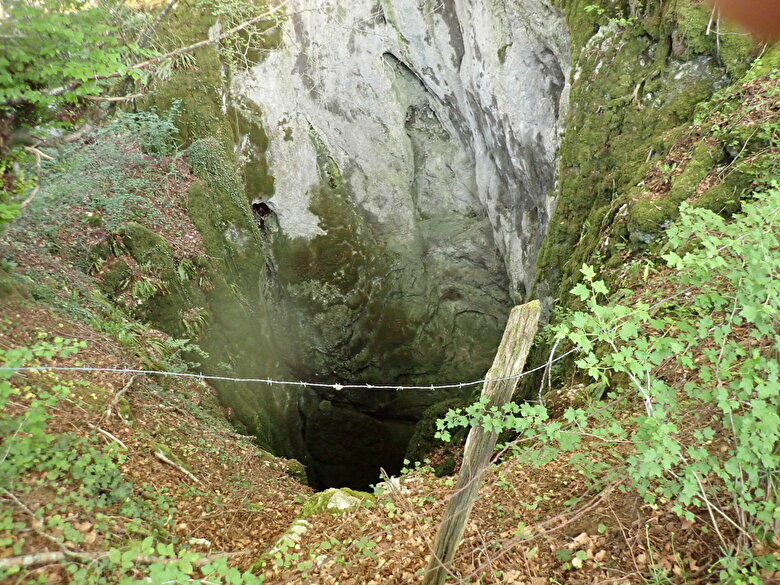 USF Spéléologie, puits d'entrée, Gouffre des Biefs-Bousset, Déservilliers, Doubs