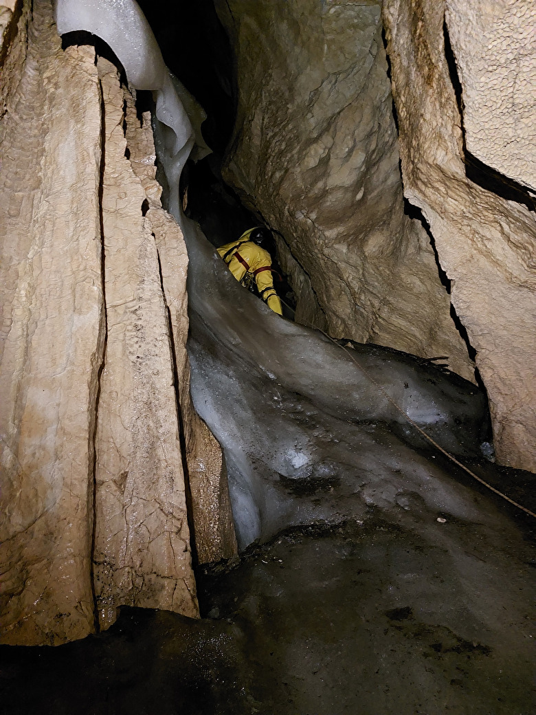 USF Spéléologie, puits de glace, grotte du Grand Glacier, Isère