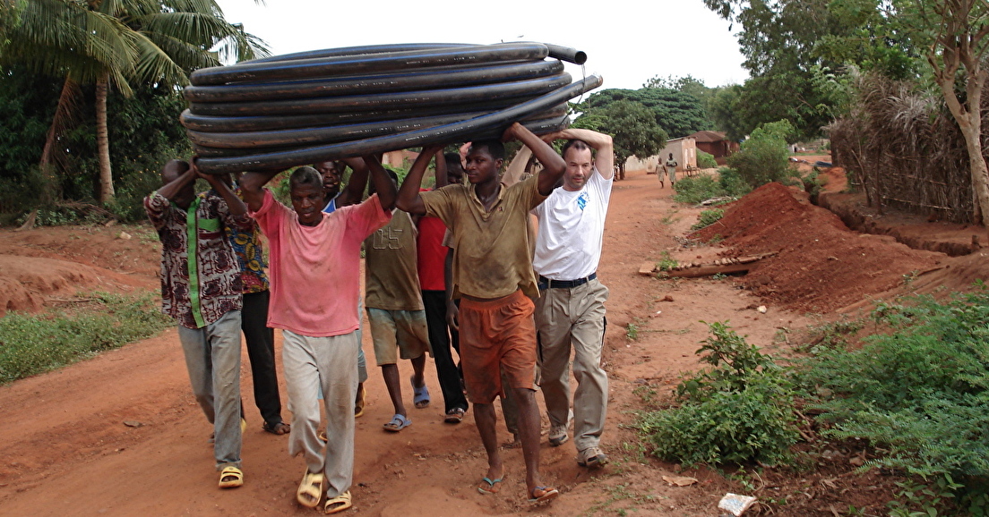 Togo (Tado) - Quand l’électricité et l’eau arrivent simultanément