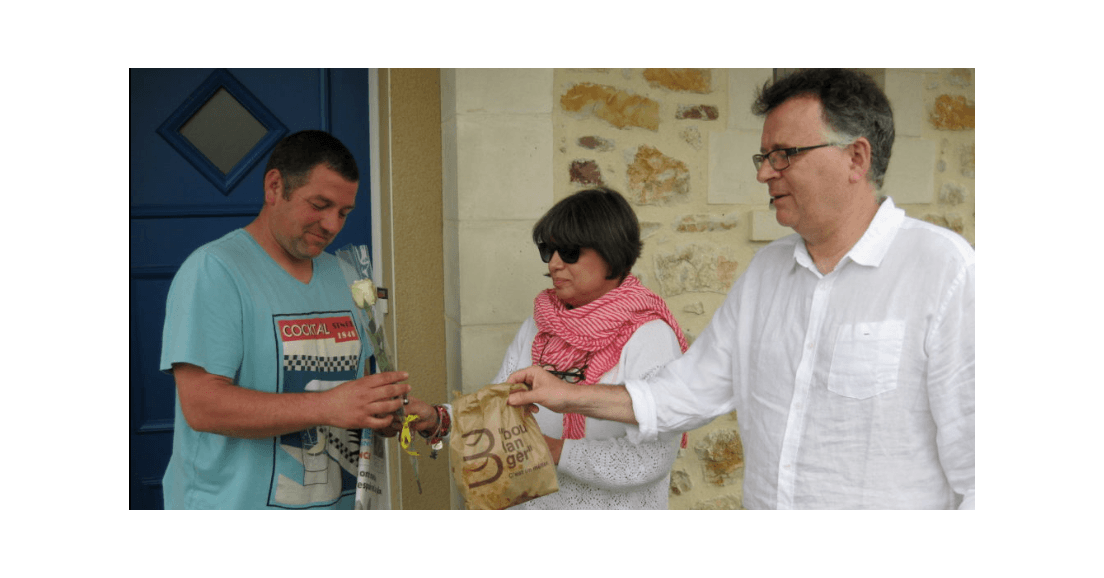 Une rose, la presse et des croissants à Cherbourg
