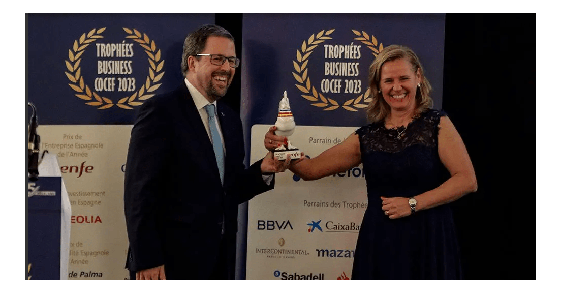 Paula Molina entrega a Renfe uno de los Trofeos Business COCEF