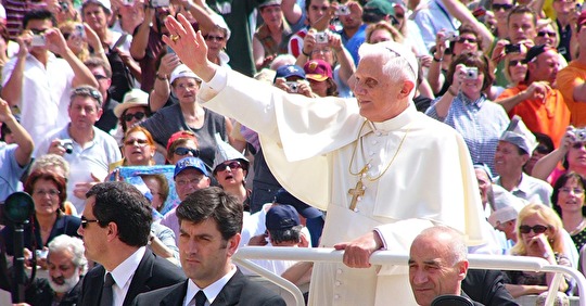 Benoît XVI : mort d'un pape émérite de l'homophobie d'Église
