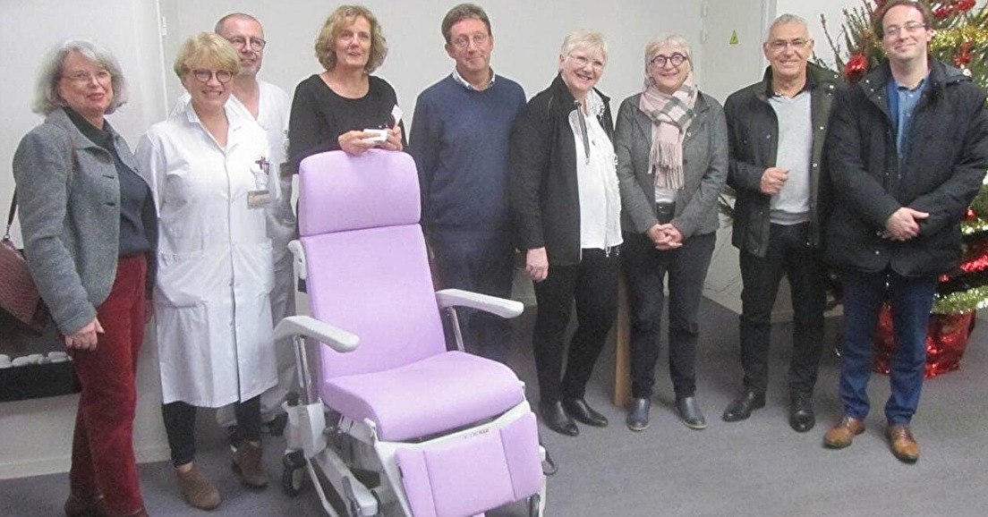 Saint-Lô : Un fauteuil de soins offert au service d'oncologie